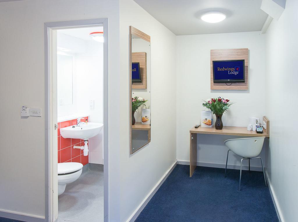 Redwings Lodge Wolverhampton Central Room photo